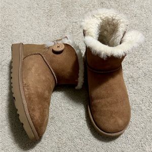 Ugg Bailey Button Mini